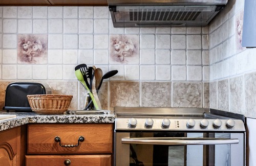 Chenou Cottage | Cottage 'Le Rosier' with Shared Garden and Wifi