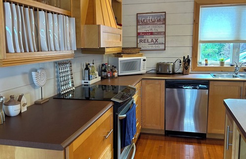 Whitbourne Cottage | Cottage on the pond with hot tub -fully outfitted and excellent family get-away.