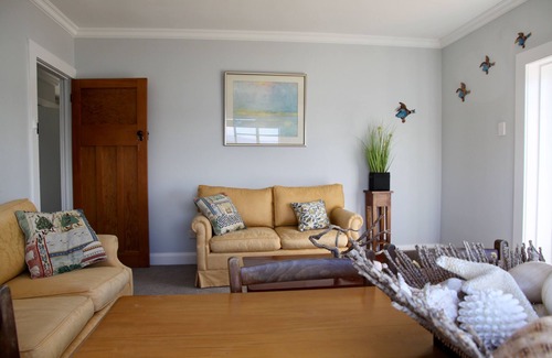 George Town Cottage | Cottage on York Cove. Every living area with water views. Cosy. Walk to shops.