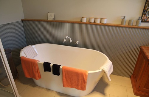 George Town Cottage | Cottage on York Cove. Every living area with water views. Cosy. Walk to shops.