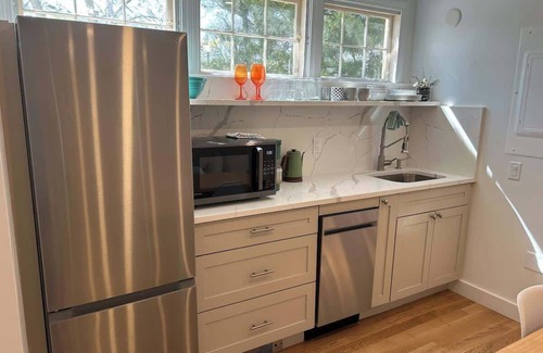 Concord Apartment | Cottage Suite "B" - Walk to Shops, Train, History