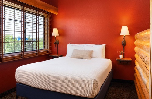 Rothschild Hotel | Cottage Suite With Full Kitchen, Access to Pool, Hot Tub, and Gym