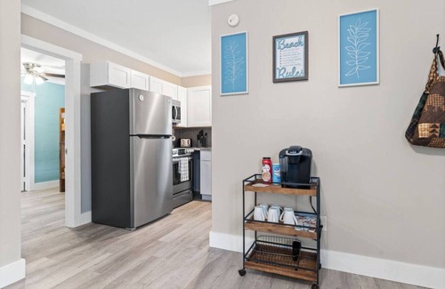 Long Beach Cottage | Cottage Walking Distance to the Beach W/E-Bikes