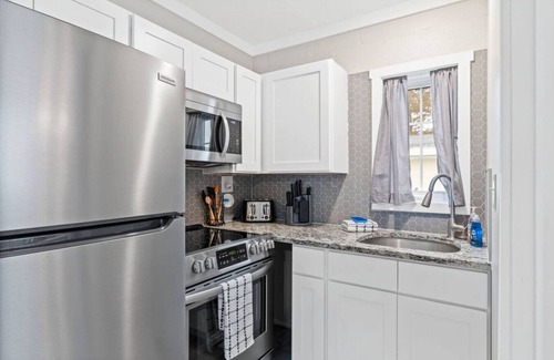 Long Beach Cottage | Cottage Walking Distance to the Beach W/E-Bikes