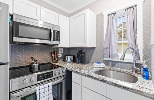 Long Beach Cottage | Cottage Walking Distance to the Beach W/E-Bikes