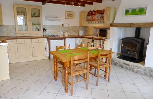 Vesly Cottage | Cottage with shared pool, fast internet,lawn tennis near the beach. Dogs welcome