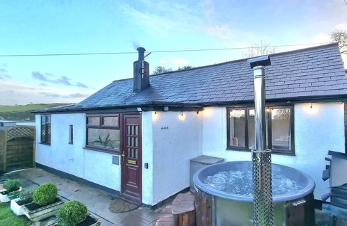 Hendrerwydd House | Cottage with Woodfired Hottub in heart of Clwydian Mountain Range- Pets Welcome