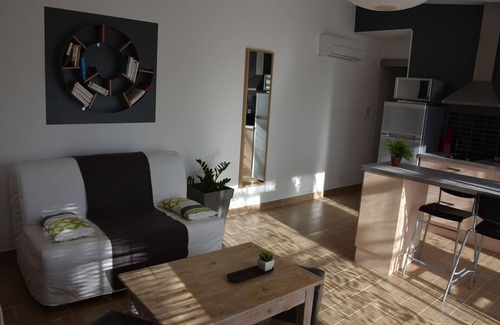 Bouillargues Cottage | cottage ZEN 2 people in village near Nimes air conditioning swimming pool garden