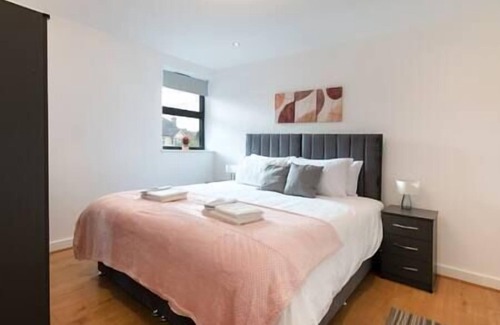 Coulsdon West Apartment | Coulsdon - Entire 1BR Flat with Terrace - Walk to Station