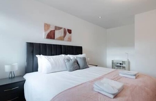 Coulsdon West Apartment | Coulsdon - Entire 1BR Flat with Terrace - Walk to Station