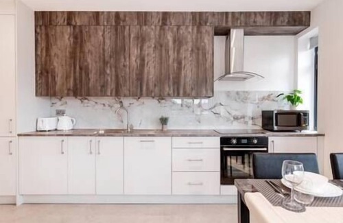 Coulsdon West Apartment | Coulsdon -Entire 1BR Flat, Covered Balcony - Walk to Station