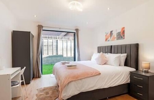 Coulsdon West Apartment | Coulsdon - Entire 3BR Flat with Gardens - Walk to Station