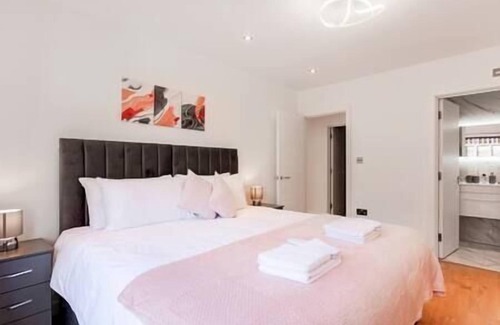 Coulsdon West Apartment | Coulsdon - Entire 3BR Flat with Gardens - Walk to Station