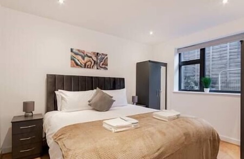 Coulsdon West Apartment | Coulsdon - Entire 3BR Flat with Gardens - Walk to Station