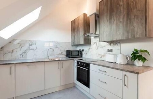 Coulsdon West Apartment | Coulsdon -Entire 3BR Flat, Covered Balcony - Walk to Station