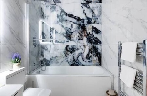 Coulsdon West Apartment | Coulsdon -Entire 3BR Flat, Covered Balcony - Walk to Station