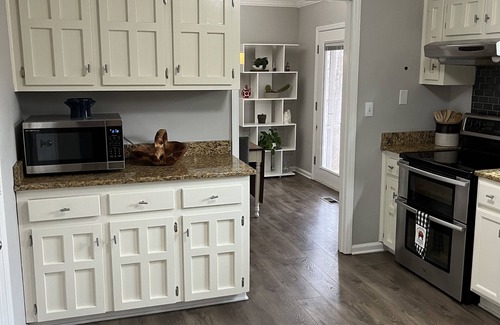 Bowling Green House | Country Charm City Convenience: Beautiful 3-Bedroom 2.5-Bath Home Forest Views