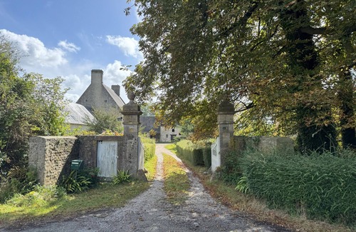 Saint-Come-du-Mont House | Country house nestled in a stable near Utach Beach. Dogs welcome!