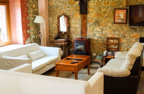 Basconcillos del Tozo House | Country House 'La Bernarda 2' with Mountain View, Shared Garden and Wi-Fi