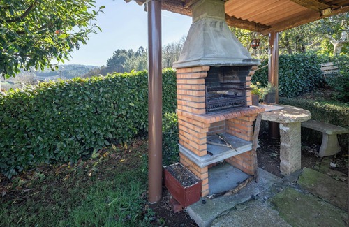 Outeiro House | Country House 'Casa Souto De Abajo' with Shared Garden and Wi-Fi