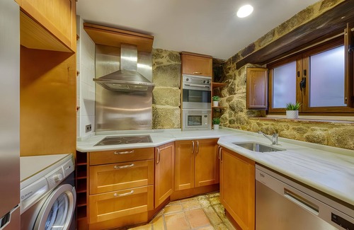 Piedralaves House | Country House 'Cuesta Del Reloj' with Mountain View, Wi-Fi and Air Conditioning