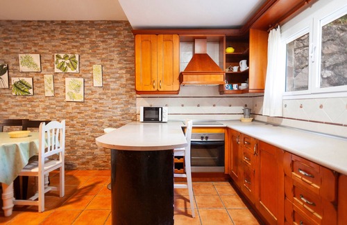 Cazorla House | Country House 'La Casa De La Piscina' with Mountain View, Wi-Fi and Air Conditioning