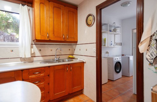 Cazorla House | Country House 'La Casa De La Piscina' with Mountain View, Wi-Fi and Air Conditioning