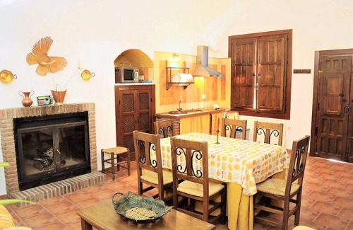 Benalua de Guadix House | Country House 'Los Jazmines' with Shared Pool, Wi-Fi and Air Conditioning