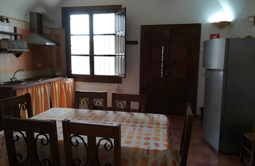 Benalua de Guadix House | Country House 'Los Jazmines' with Shared Pool, Wi-Fi and Air Conditioning