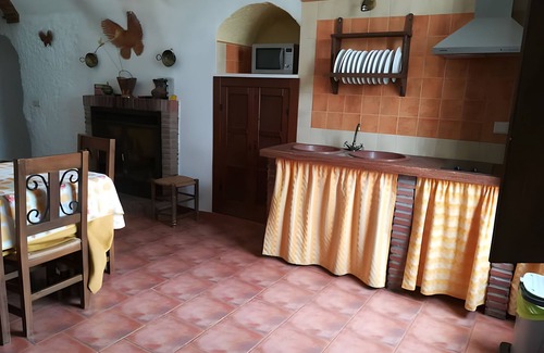 Benalua de Guadix House | Country House 'Los Jazmines' with Shared Pool, Wi-Fi and Air Conditioning