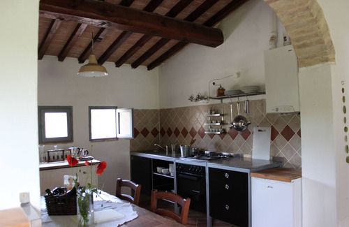 Montone Apartment | Country house with large pool & private restaurant in the green heart of Italy