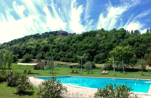 Montone Apartment | Country house with large pool & private restaurant in the green heart of Italy