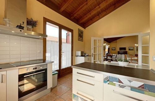 Ultzama House | Country house with mountain views and capacity for up to 14 guests.