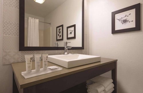 Village of Germantown Hotel | Country Inn & Suites by Radisson, Germantown, WI