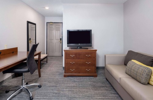 Maumee Hotel | Country Inn & Suites by Radisson, Toledo, OH