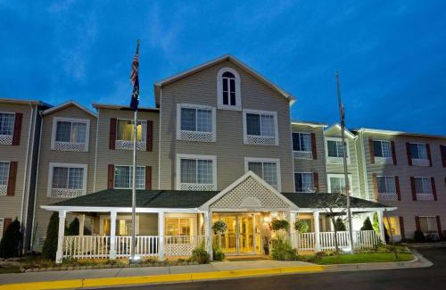 Forest Hills Hotel | Country Inn & Suites by Radisson, Grand Rapids Airport, MI