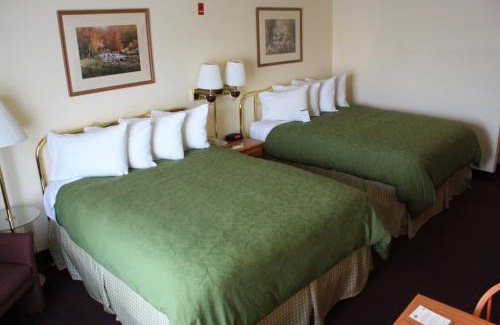 Forest Hills Hotel | Country Inn & Suites by Radisson, Grand Rapids Airport, MI