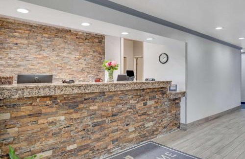 Forest Hills Hotel | Country Inn & Suites by Radisson, Grand Rapids Airport, MI