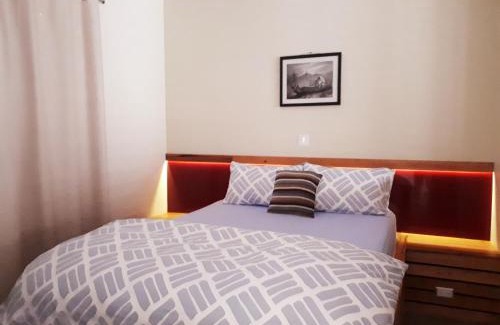 Sandford House | Couples Retreat with Mountain View Near Hobart