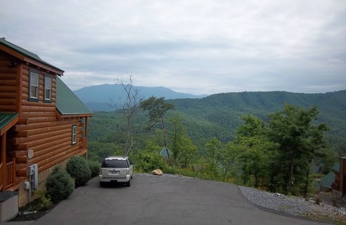 Gatlinburg - Pigeon Forge Cabin | Couples Romantic Paradise,Gorgeous View,Free HS WiFi,HTub,XM, Smart Home Theatre