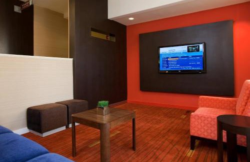 Highlands - Perkins Hotel | Courtyard by Marriott Baton Rouge Acadian Centre/LSU Area
