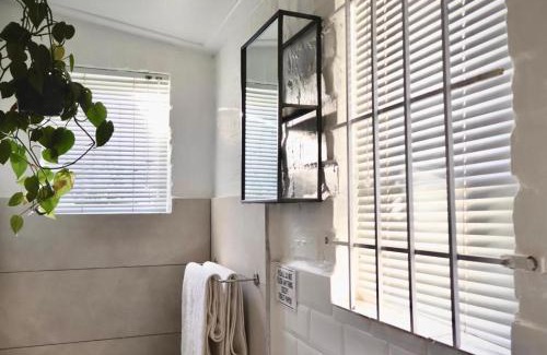 Stellenbosch Apartment | Courtyard Studio lights and wi fi during load shedding