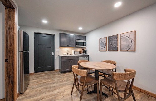 Thayerville Hotel | Cove Creek Lodge 109: Lakeside Executive King Suite