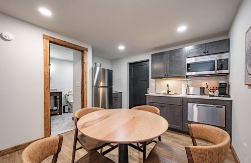 Thayerville Hotel | Cove Creek Lodge 109: Lakeside Executive King Suite