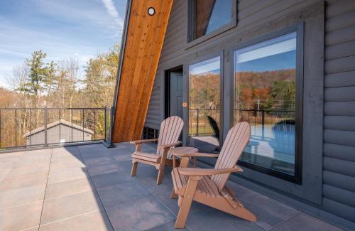 Thayerville House | Cove Creek Lodge 201 Poolside Double Queen Fireplace Room