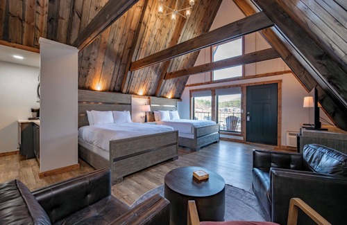 Thayerville Hotel | Cove Creek Lodge 204: Poolside Double Queen Fireplace Room