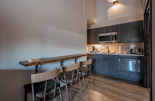 Thayerville Hotel | Cove Creek Lodge 208: Accessible King Room ADA