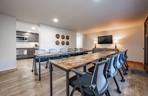 Thayerville Hotel | Cove Creek Lodge 208: Accessible King Room ADA