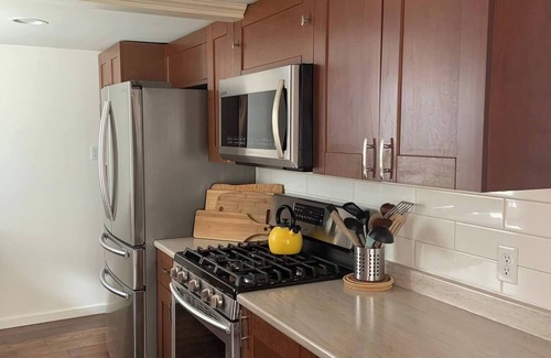 Cowichan Bay House | Cowibbean Cottage Uniquely situated over the ocean