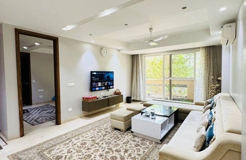 Nizamuddin East Apartment | Cozy 1 Bedroom Apartment In the Heart Of DELHI 5 MINS TO INDIA GATE